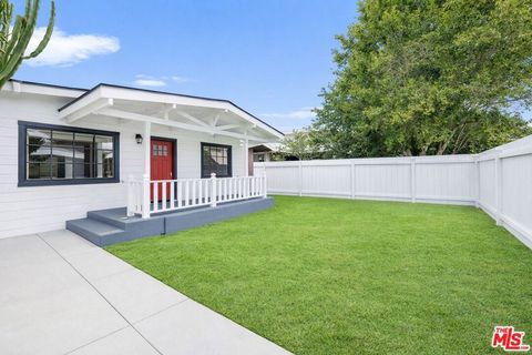 Photo of 915 Palms Boulevard, Venice, CA 90291 (MLS # 25631201)