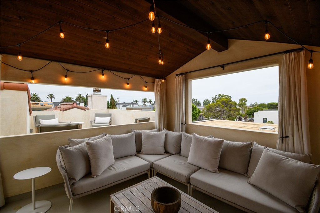 Corona del Mar North of PCH (CNHW) - Residential