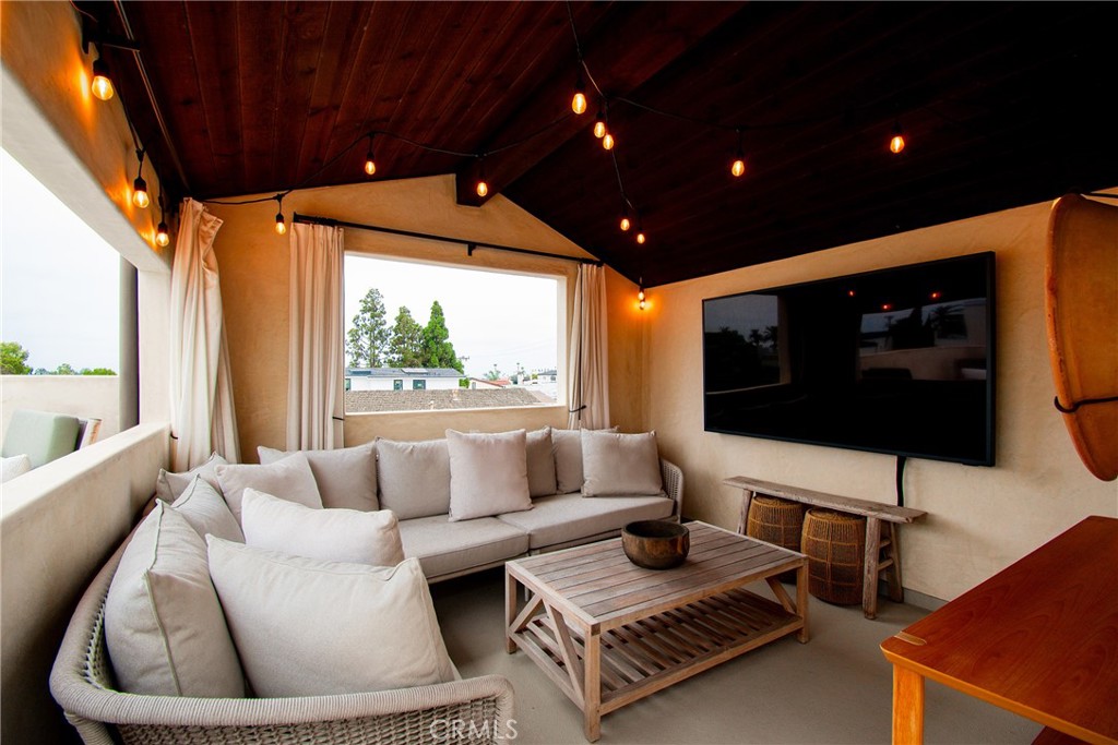 Corona del Mar North of PCH (CNHW) - Residential