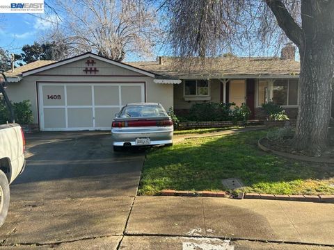 Photo of 1408 Carmelita Ct Ct, Concord, CA 94520 (MLS # 41127576)
