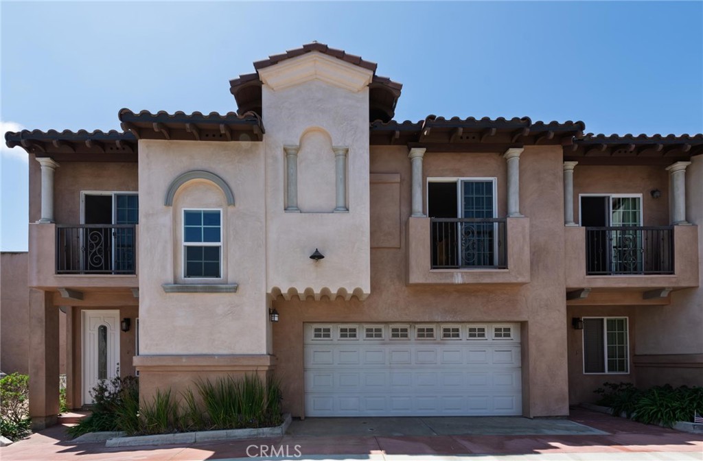 This listing is for Unit E, a well-thought-out floor plan that offers ceramic tile flooring throughout the downstairs. The kitchen offers granite
countertops, a range/oven, and a dishwasher. The 2nd level includes wood flooring throughout, 3 generously sized bedrooms, and a walk-in closet
in the primary bathroom. Another noted feature is a 2 car attached garage plus visitor parking spaces in the common area. The Community is
conveniently located near the Newport Back Bay, schools, South Coast Plaza shopping Center, restaurants, parks, beaches, John Wayne Airport,
and freeways. Water and trash will be billed at $20/mo/tenant; renter's insurance required