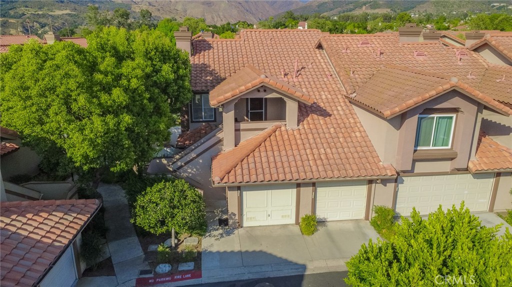 Beautiful move in condition end unit in highly desirable community of Vista La Cuesta and SAMLARC. Walking distance to Lake Santa Margarita (SAMLARC), hiking and biking trails, restaurants, schools, shopping and much more! The Cleveland National Forest is close by giving this city home excellent access to nature and beautiful scenery. Enjoy your Vista La Cuesta community pool, spa, BBQ and picnic area and kids park, pets are permitted :) The new air conditioning unit will keep you nice and cool during the warm Southern California summer days.