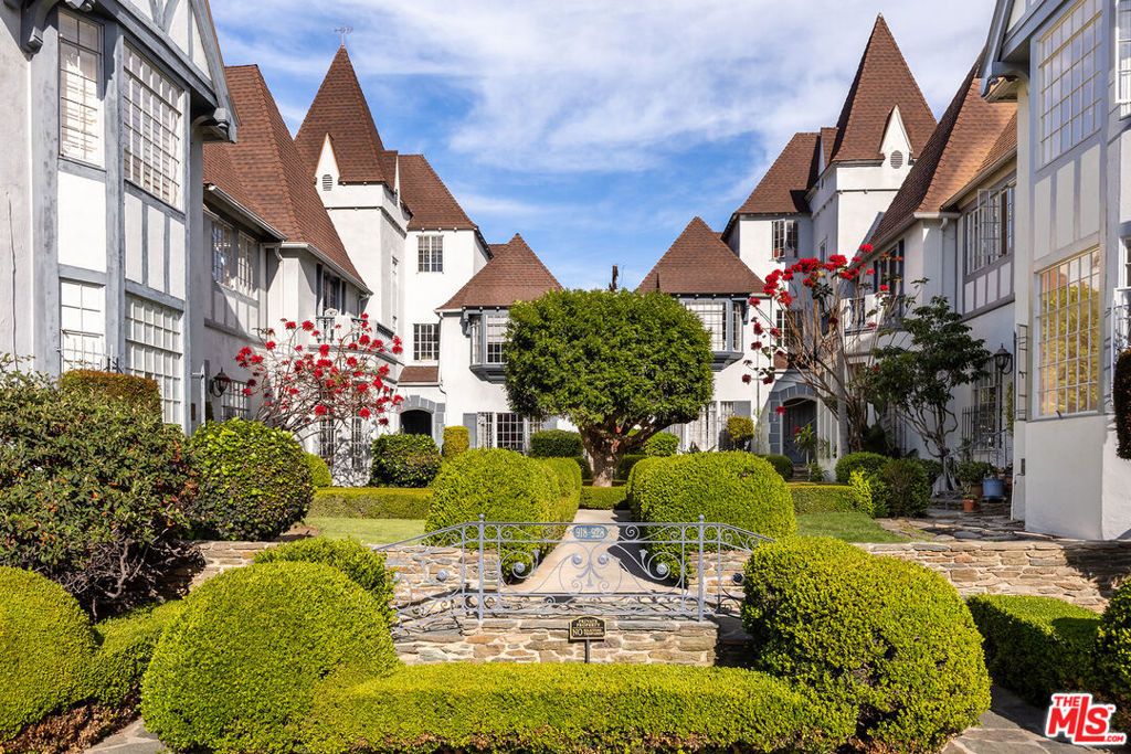 Photo of 920 S Serrano Avenue, Los Angeles, CA 90006 (MLS # 26671025)