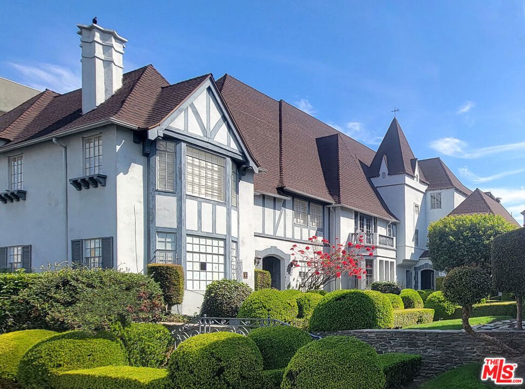 Photo of 920 S Serrano Avenue, Los Angeles, CA 90006 (MLS # 26671025)