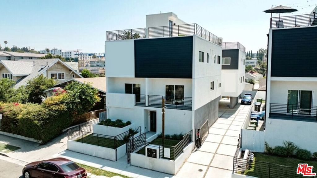 216 N Coronado Street