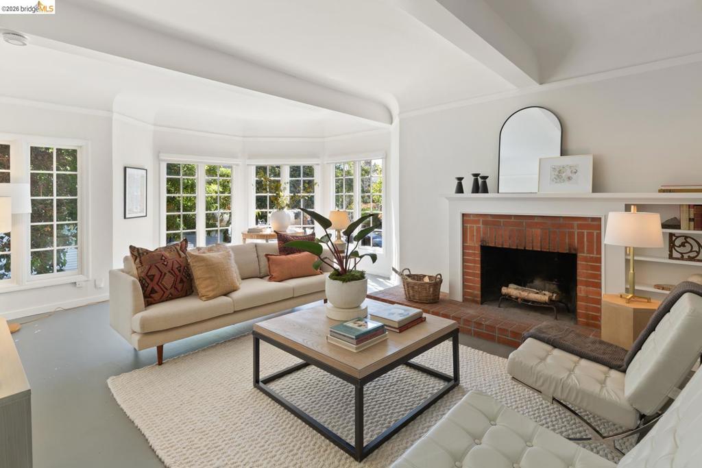 2833 Regent St