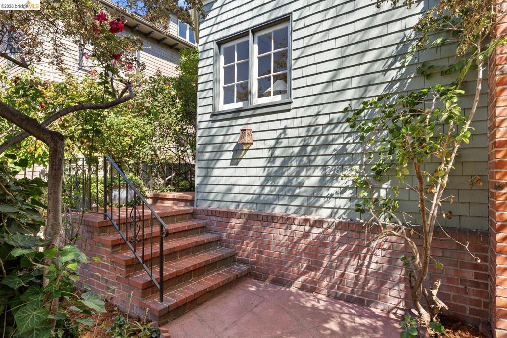 2833 Regent St