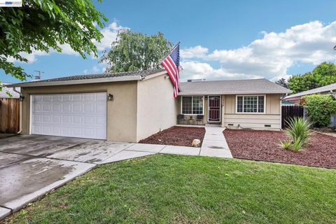 Photo of 1225 W Beverly Pl Pl, Tracy, CA 95376 (MLS # 41132117)