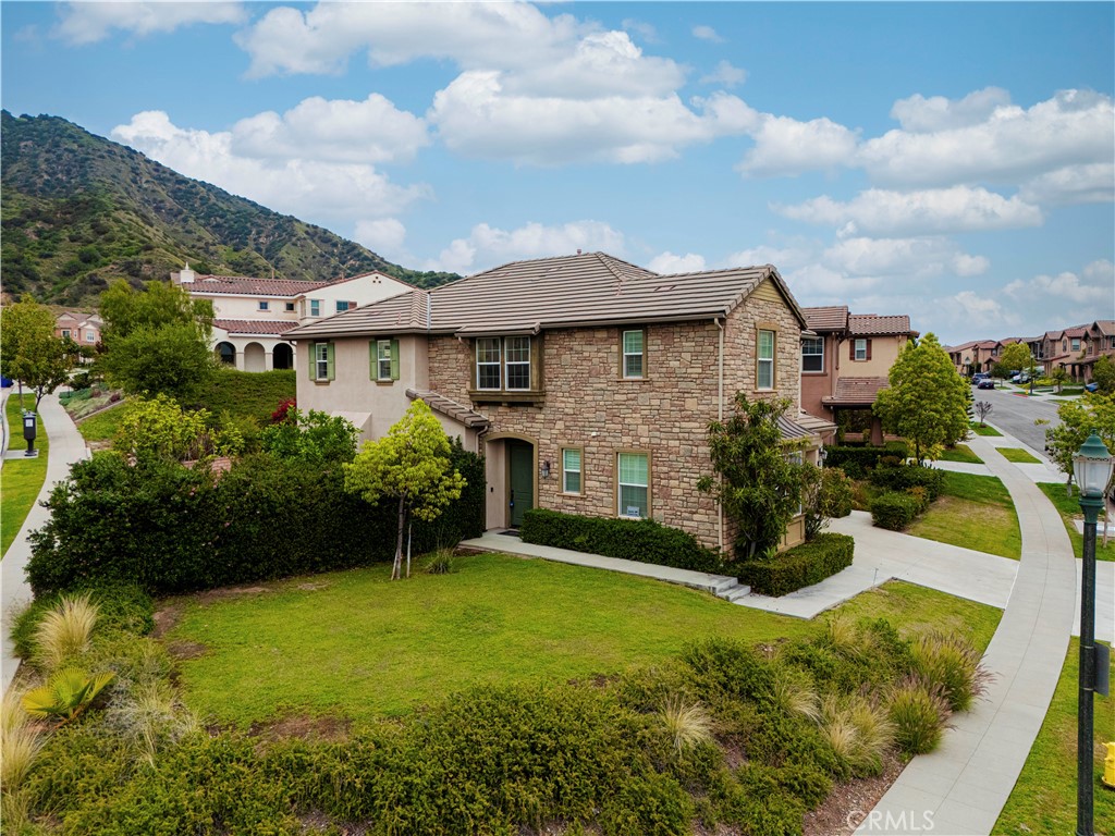 621 E Mandevilla