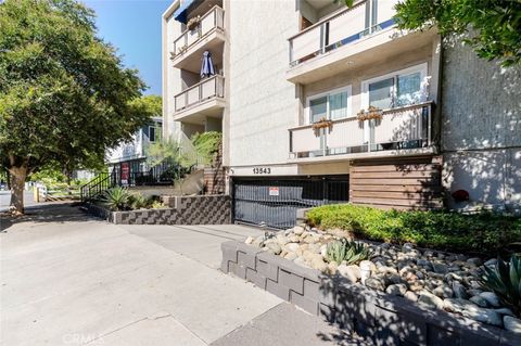 Photo of 13543 Moorpark Street #7, Sherman Oaks, CA 91423 (MLS # GD26062361)