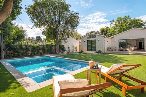 Photo of 5444 Morella Ave Ave, Valley Village, CA 91607 (MLS # SR25269990)