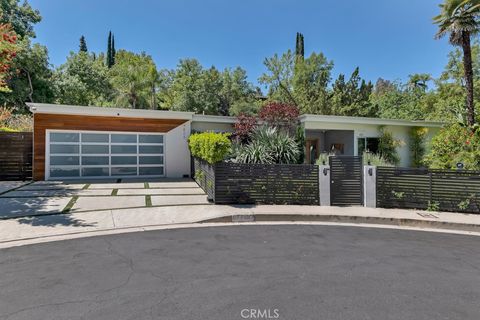 Photo of 4805 Don Juan Pl, Woodland Hills, CA 91364 (MLS # SR26086172)