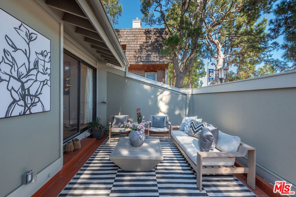 Photo of 13135 Mindanao Way #5, Marina Del Rey, CA 90292 (MLS # 25606145)