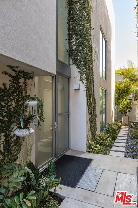 2124 Narcissus Court