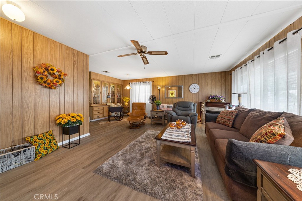 1895 W Devonshire Avenue 85