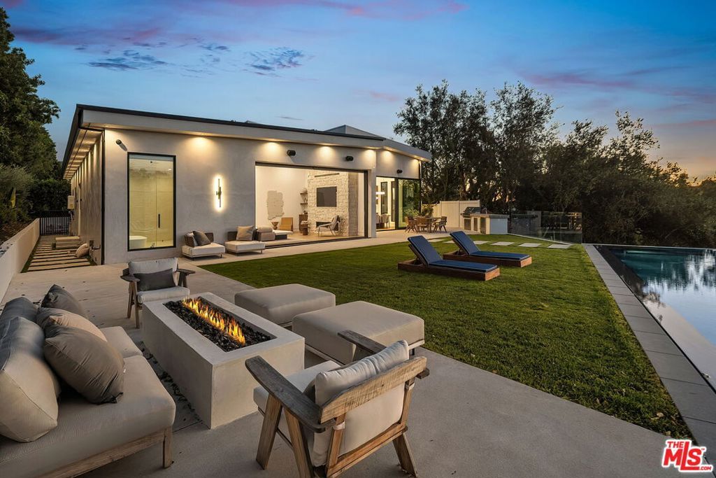 Photo of 9715 Arby Drive, Beverly Hills, CA 90210 (MLS # 26733161)