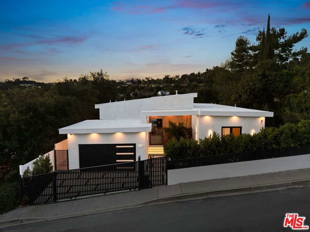 Photo of 9715 Arby Drive, Beverly Hills, CA 90210 (MLS # 26733161)