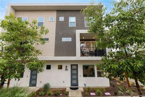 Photo of 26799 Keystone Loop, Valencia, CA 91381 (MLS # SR26139226)