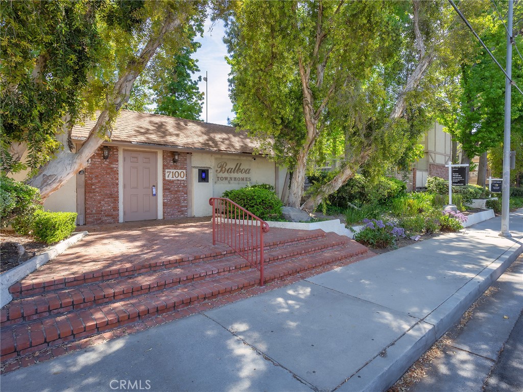 7100 Balboa Boulevard 805