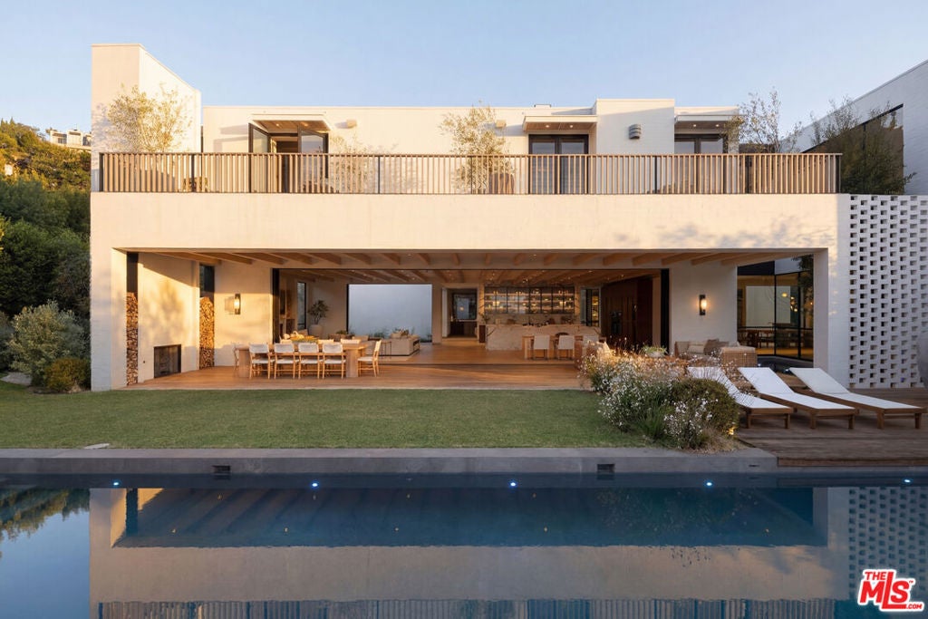 1307 N Doheny Drive