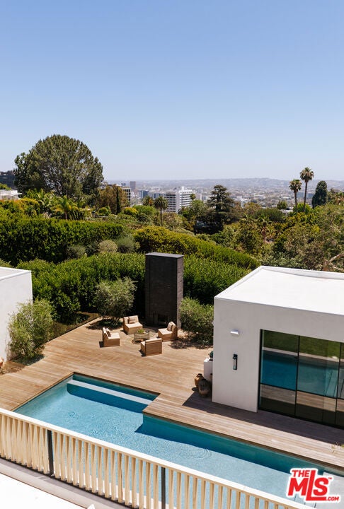 1307 N Doheny Drive