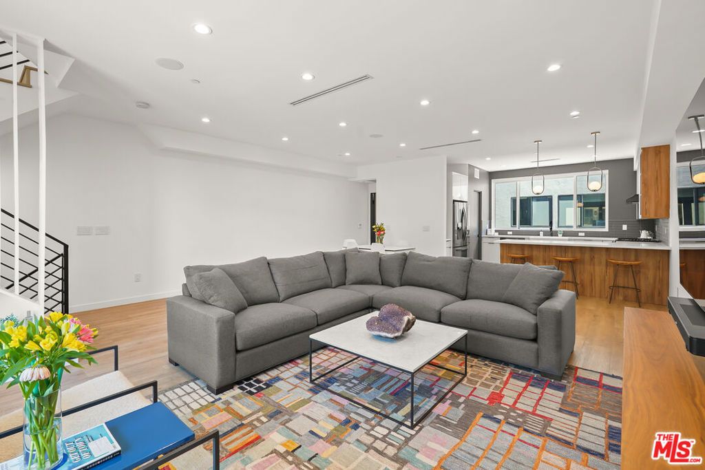 Photo of 926 N Ridgewood Place, Los Angeles, CA 90038 (MLS # 25593679)