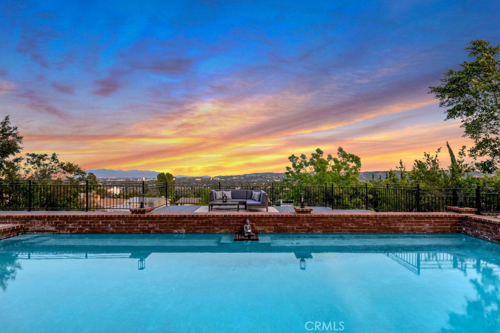 5952 Woodland View Drive