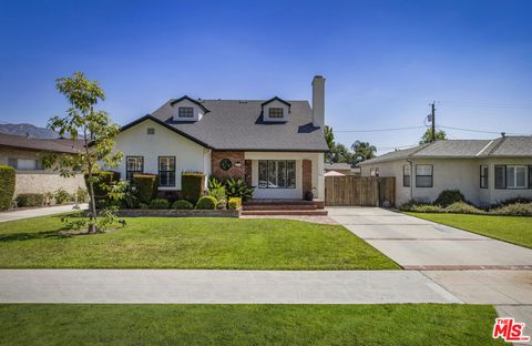 Photo of 1132 N Reese Place, Burbank, CA 91506 (MLS # 26831671)