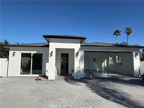 Photo of 16705 Moorpark Street, Encino, CA 91436 (MLS # SR26023969)