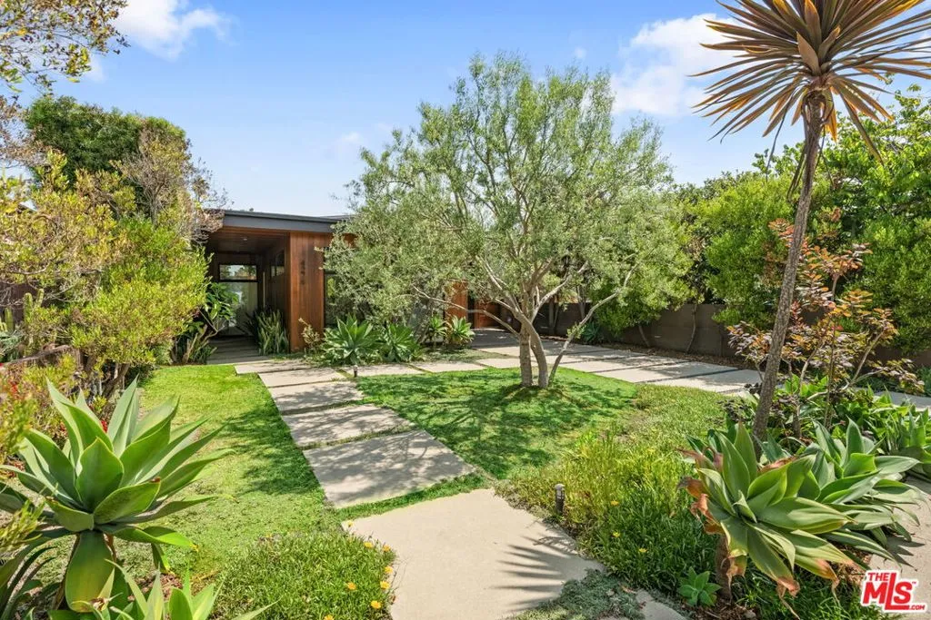 Los Angeles, California 90066, United States, 3 Bedrooms Bedrooms, ,2 BathroomsBathrooms,Residential,Active,202154