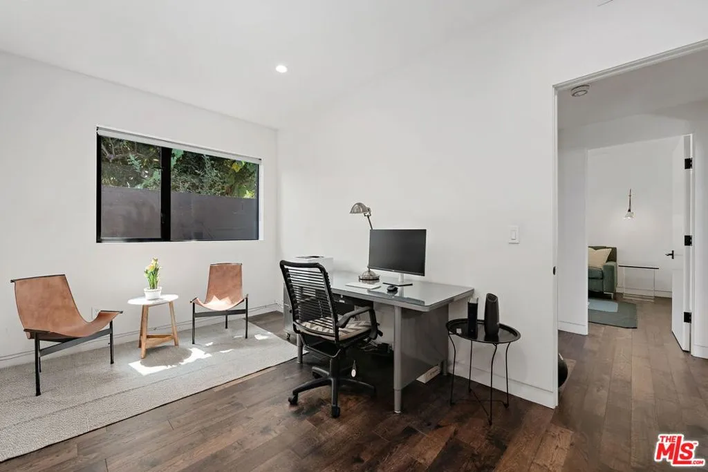 Los Angeles, California 90066, United States, 3 Bedrooms Bedrooms, ,2 BathroomsBathrooms,Residential,Active,202154