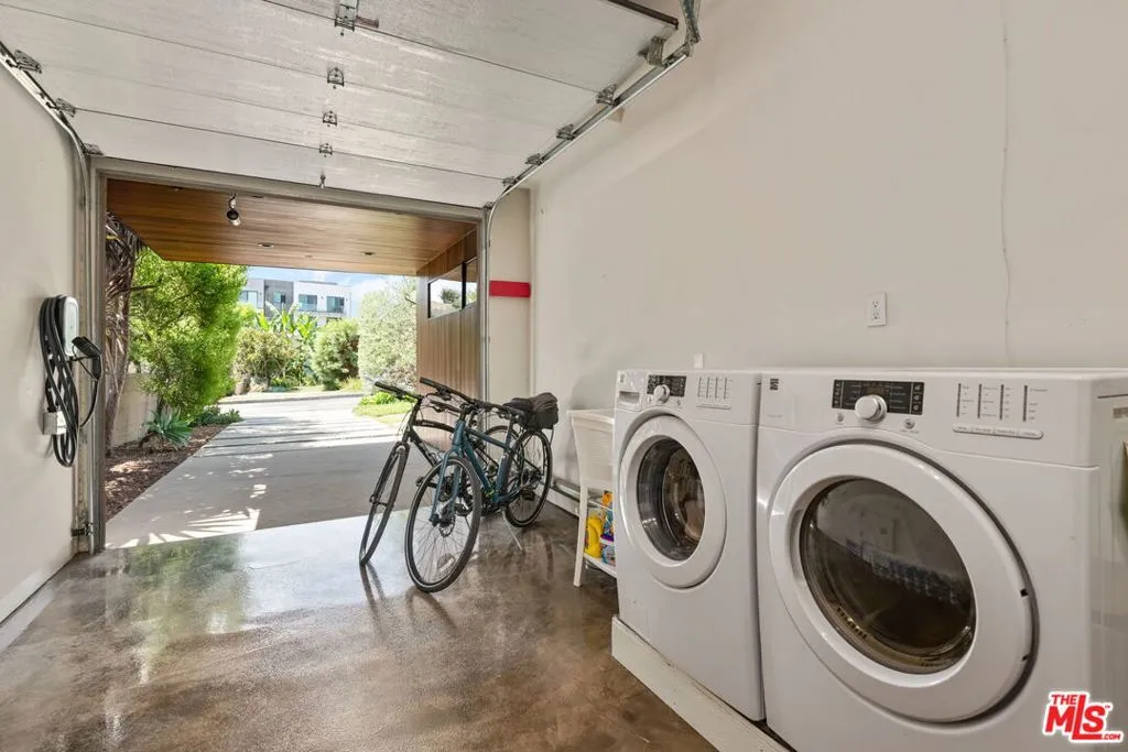 Los Angeles, California 90066, United States, 3 Bedrooms Bedrooms, ,2 BathroomsBathrooms,Residential,Active,202154