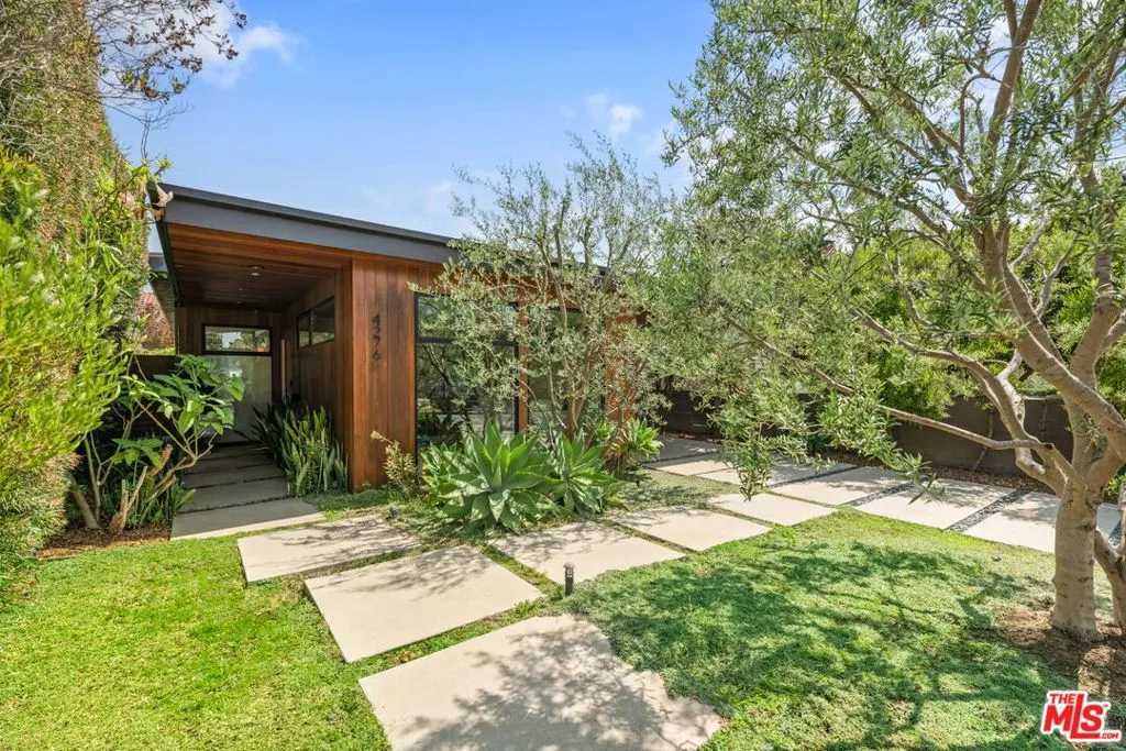 Los Angeles, California 90066, United States, 3 Bedrooms Bedrooms, ,2 BathroomsBathrooms,Residential,Active,202154