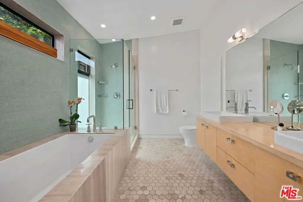 Los Angeles, California 90066, United States, 3 Bedrooms Bedrooms, ,2 BathroomsBathrooms,Residential,Active,202154