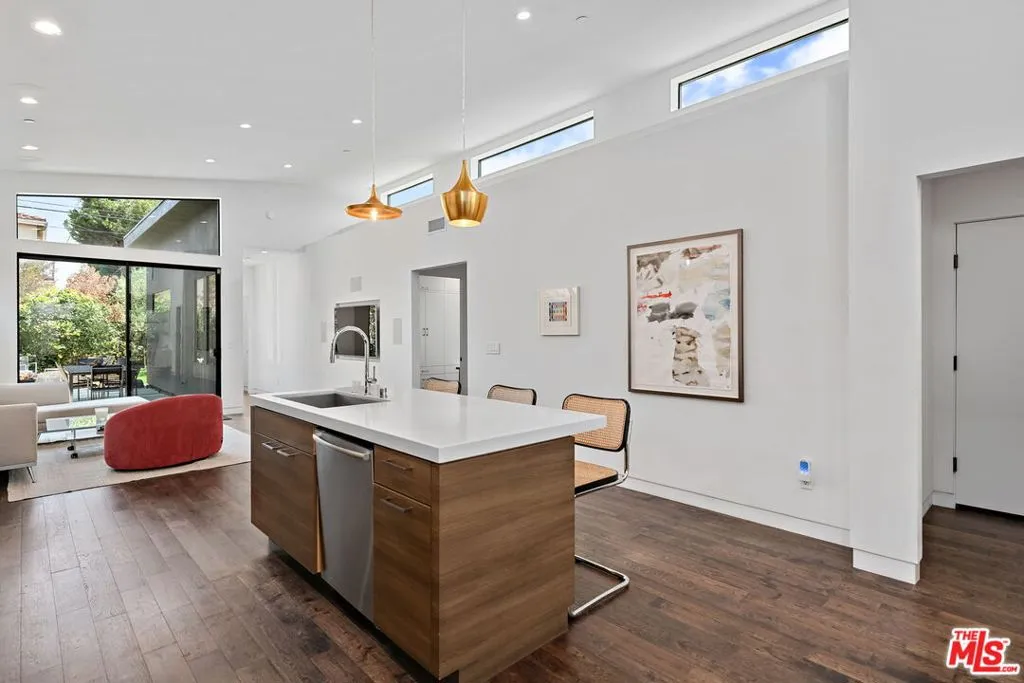 Los Angeles, California 90066, United States, 3 Bedrooms Bedrooms, ,2 BathroomsBathrooms,Residential,Active,202154