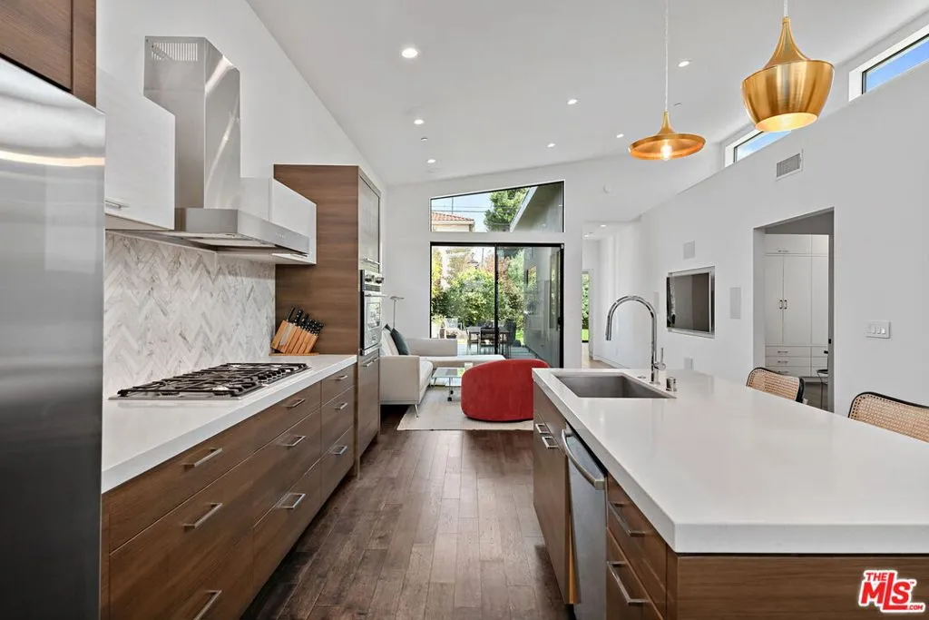 Los Angeles, California 90066, United States, 3 Bedrooms Bedrooms, ,2 BathroomsBathrooms,Residential,Active,202154