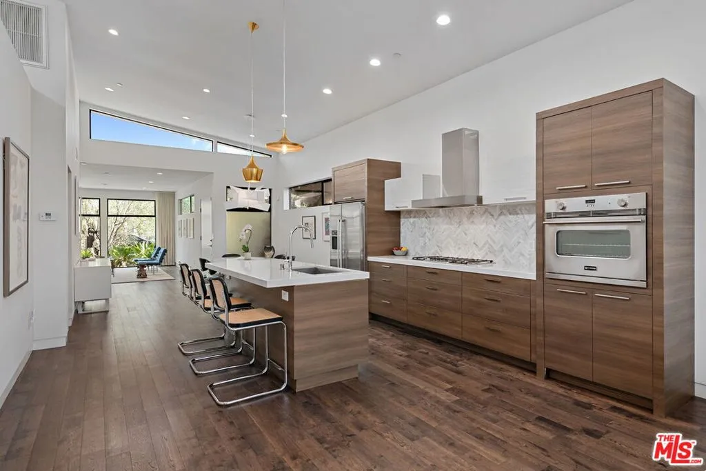 Los Angeles, California 90066, United States, 3 Bedrooms Bedrooms, ,2 BathroomsBathrooms,Residential,Active,202154