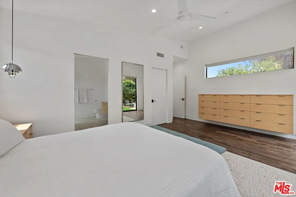 Los Angeles, California 90066, United States, 3 Bedrooms Bedrooms, ,2 BathroomsBathrooms,Residential,Active,202154