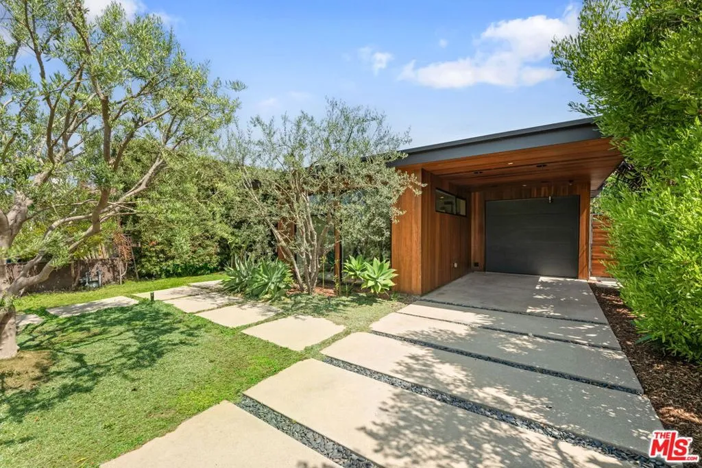 Los Angeles, California 90066, United States, 3 Bedrooms Bedrooms, ,2 BathroomsBathrooms,Residential,Active,202154