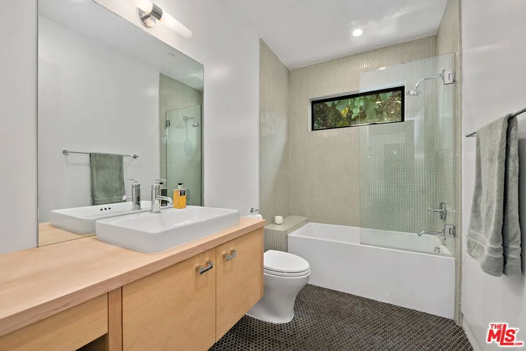 Los Angeles, California 90066, United States, 3 Bedrooms Bedrooms, ,2 BathroomsBathrooms,Residential,Active,202154