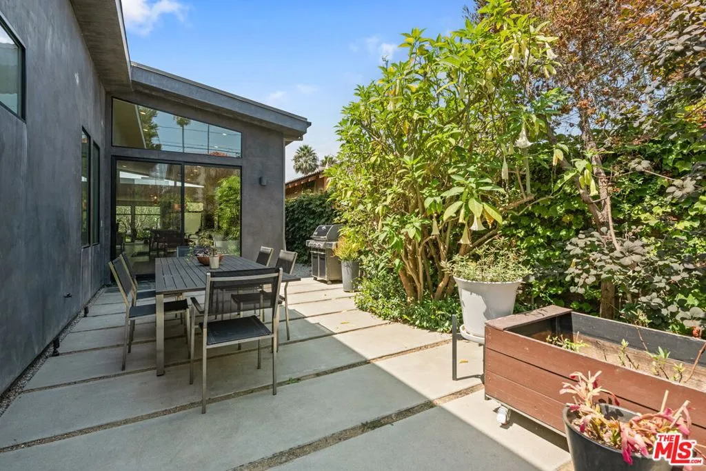 Los Angeles, California 90066, United States, 3 Bedrooms Bedrooms, ,2 BathroomsBathrooms,Residential,Active,202154