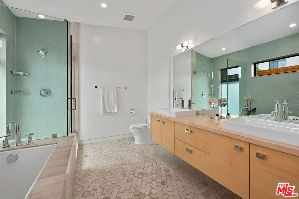 Los Angeles, California 90066, United States, 3 Bedrooms Bedrooms, ,2 BathroomsBathrooms,Residential,Active,202154