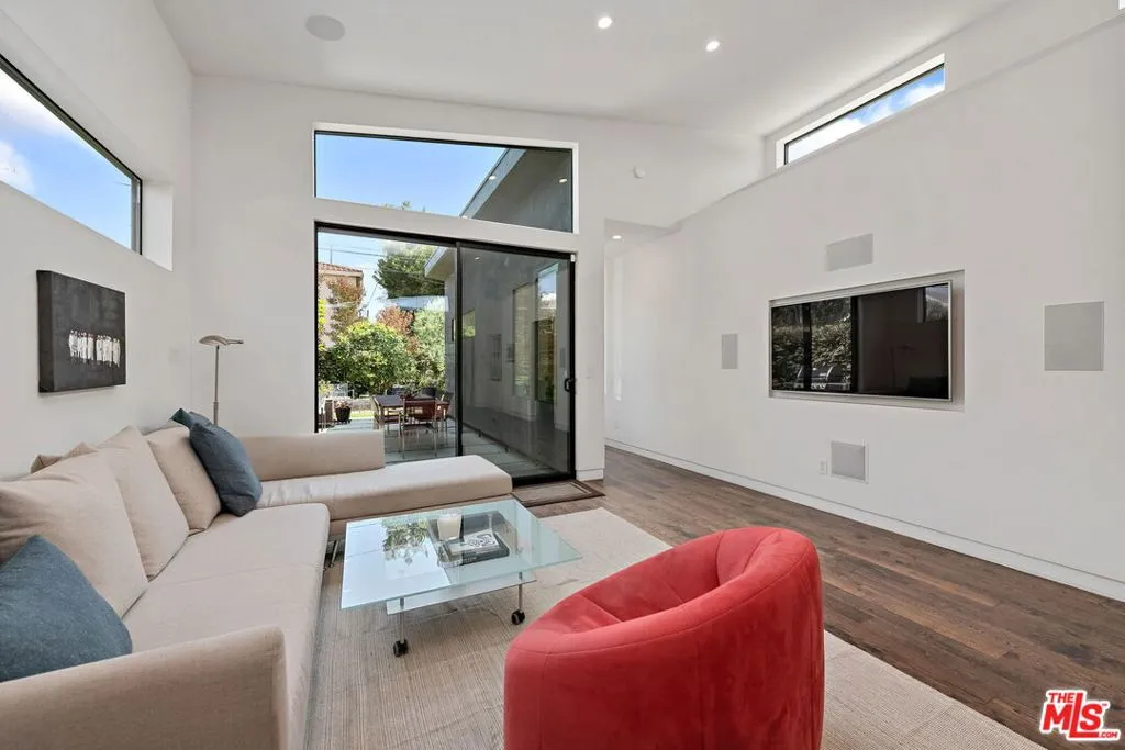 Los Angeles, California 90066, United States, 3 Bedrooms Bedrooms, ,2 BathroomsBathrooms,Residential,Active,202154