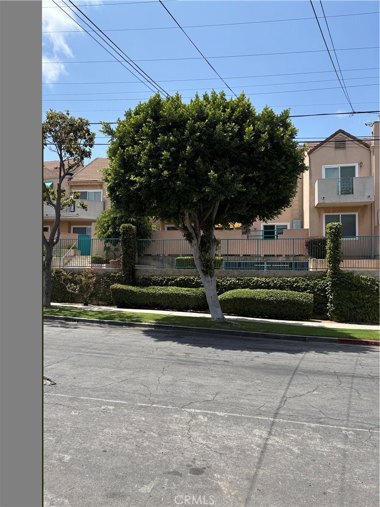 FANTASTIC INGLEWOOD LOCATION NEAR THE FORUM AMD SOFI STADIUMS CLOSE TO SHOPPING TRANSPORTATION AND SCHOOLS.INGLEWOOD IS UNDER CONSTRUCTION AND IS BEING DEVELOPED INTO AN ENTERTAINMENT CITY. THIS HOME FEATURES GATED COMMUNITY LIVING WITH PRIVACY AND 24 HOUR SECURITY. COMMUNITY POOL AND JAQUZZI, HOME HAS PRIVATE PATIO.