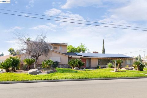 Photo of 805 805 Lyon Ave Ave, Sanger, CA 93657 (MLS # 41125926)
