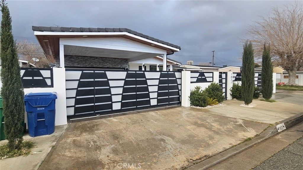 Photo of 1821 E Avenue Q12, Palmdale, CA 93550 (MLS # SR26038922)