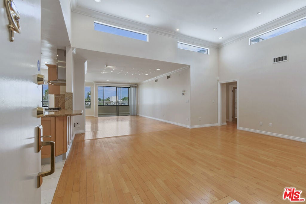 4443 Ventura Canyon Avenue 304