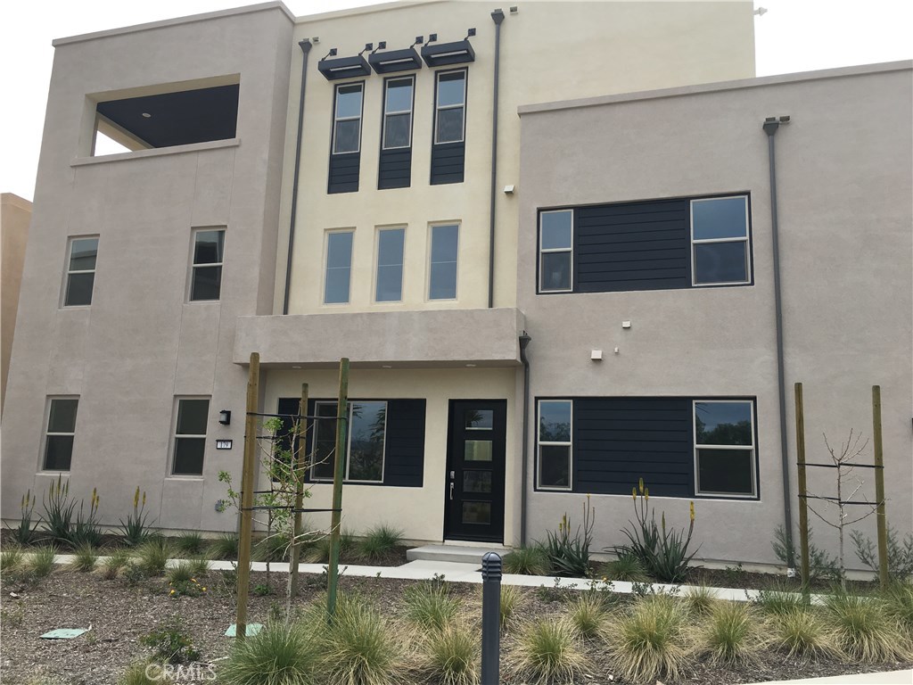 Beautiful house in Parasol Park with great views, community has a club and swimming pool, also sports and BBQ area. Tenants need to take the solar lease.