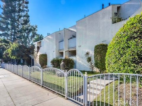 Photo of 18411 Hatteras ST #114, Tarzana, CA 91356 (MLS # SR26193158)