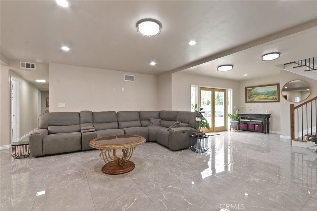 3129 W Olinda